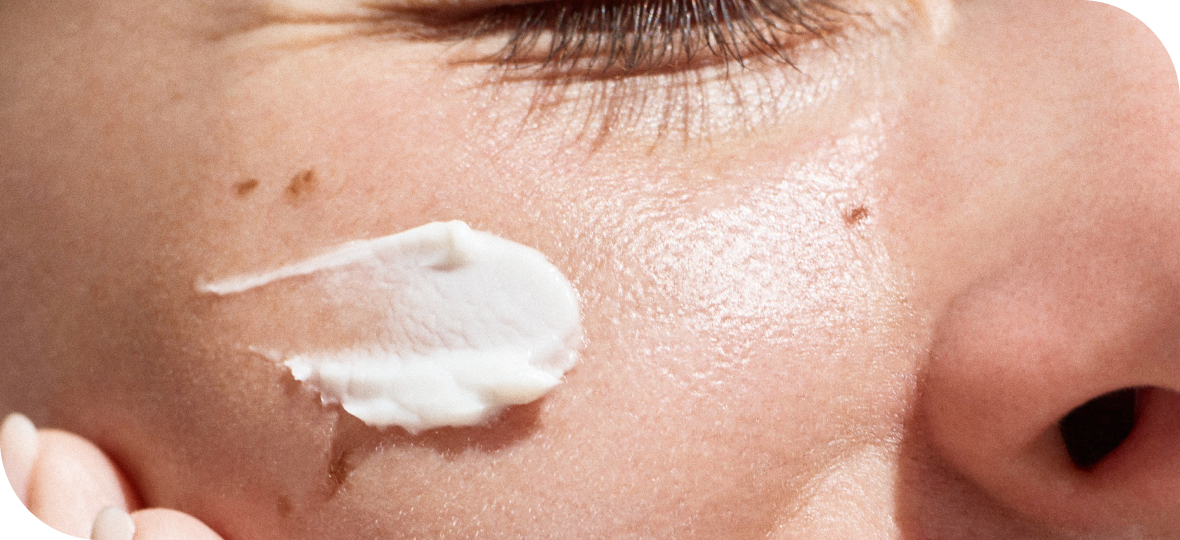 얼굴 위 크림 사진