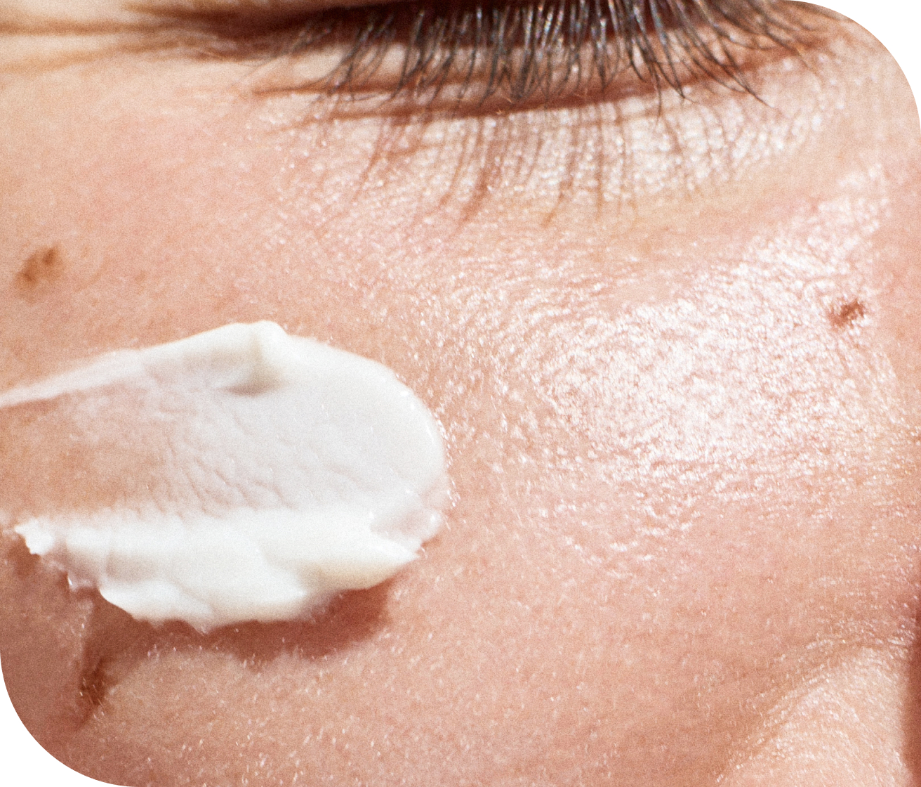 얼굴 위 크림 사진