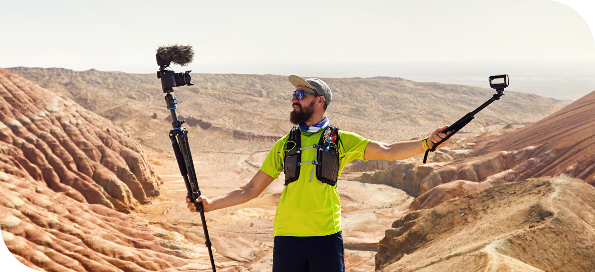 사막 위에서 카메라 들고있는 사람 사진