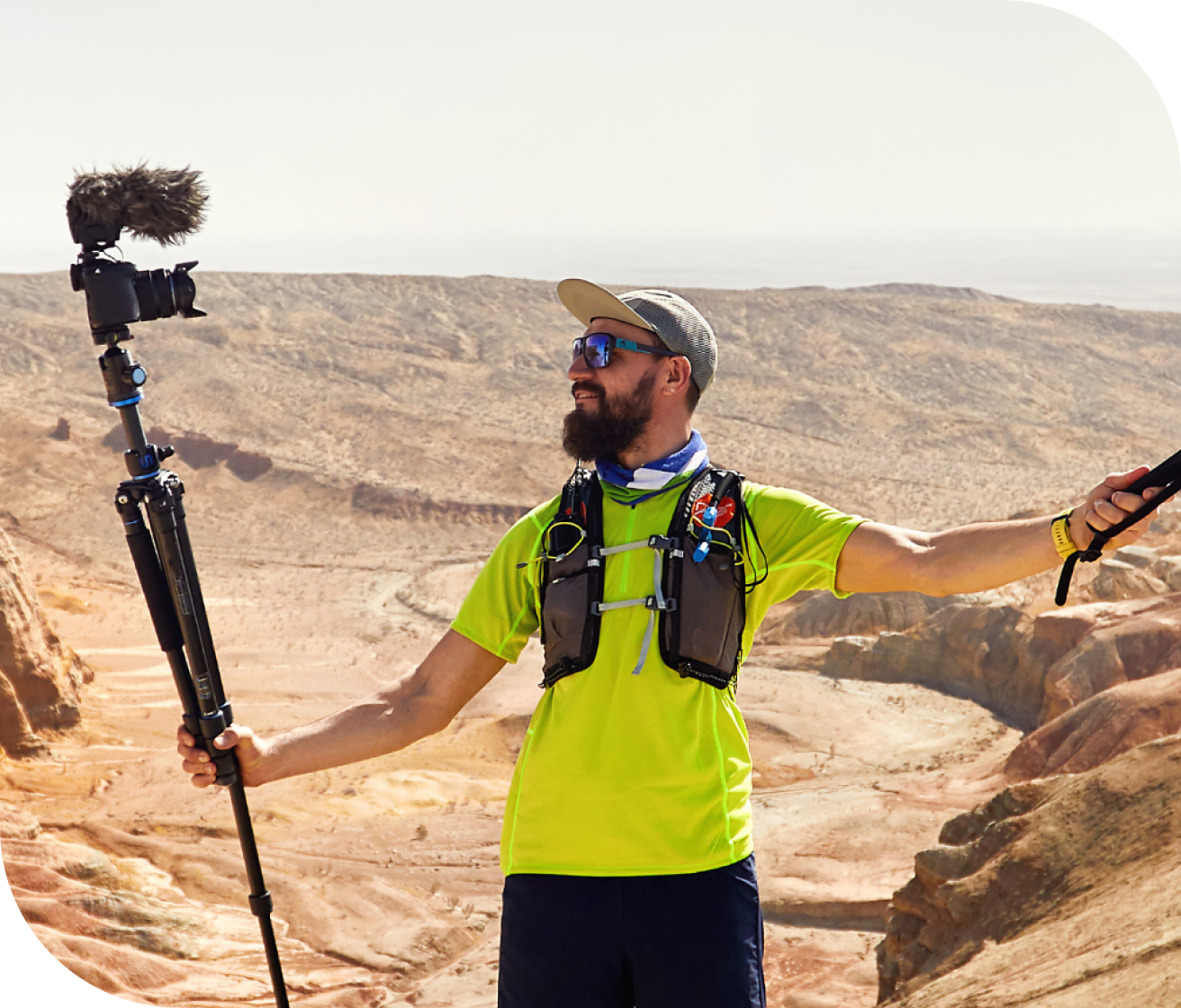 사막 위에서 카메라 들고있는 사람 사진