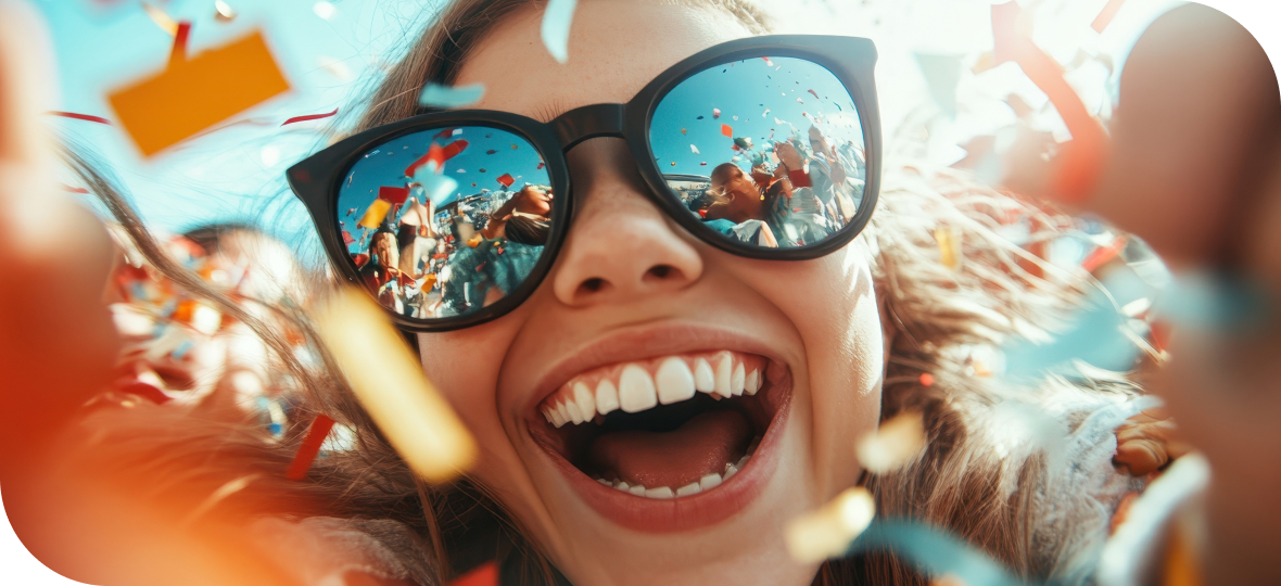 축제에서 선글라스 끼고 웃고있는 얼굴 사진