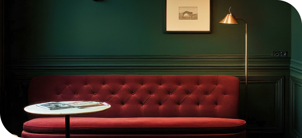 짙은 그린 벽, 와인색 소파와 탁자 사진