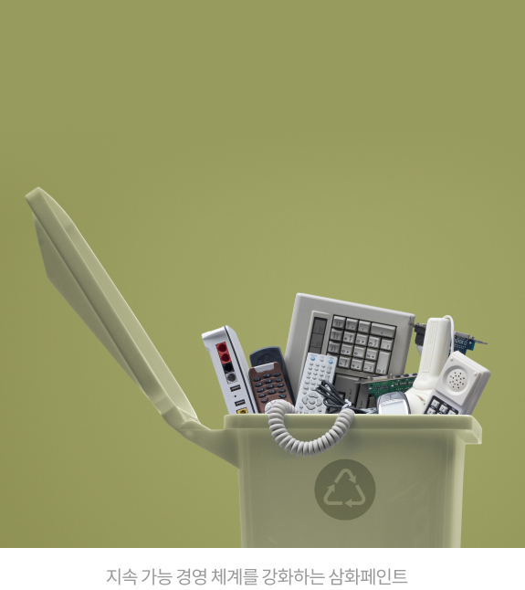 전자제품이 담긴 재활용통 사진