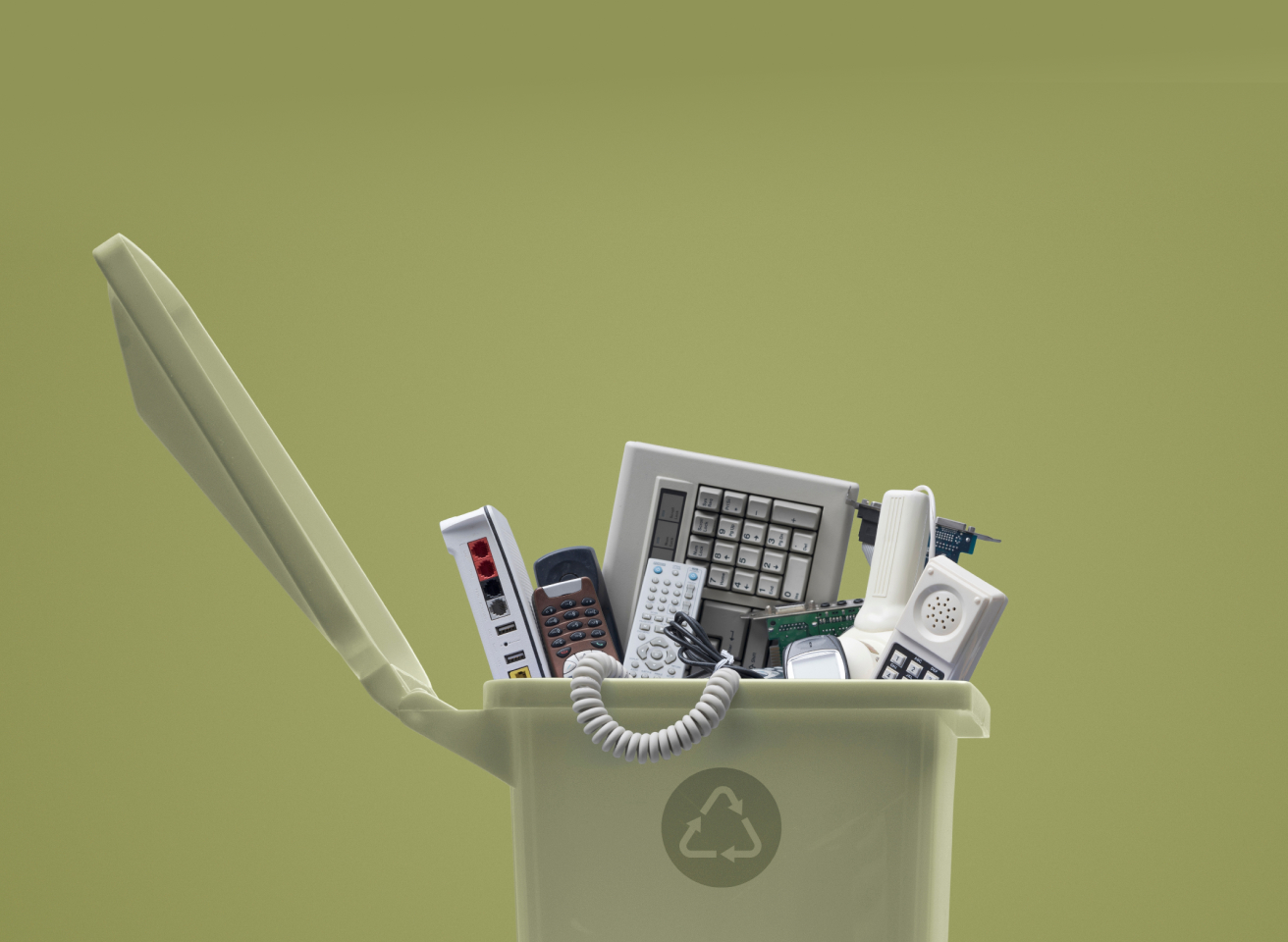 전자제품이 담긴 재활용통 사진