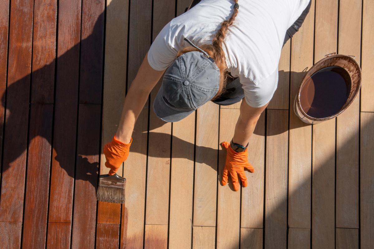 나무 바닥에 보호제를 칠하는 사람 사진