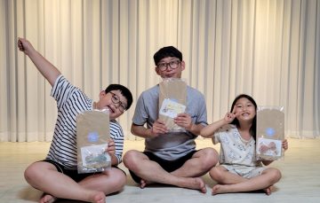 발달장애인에 직접 만든 마스크스트랩 전달