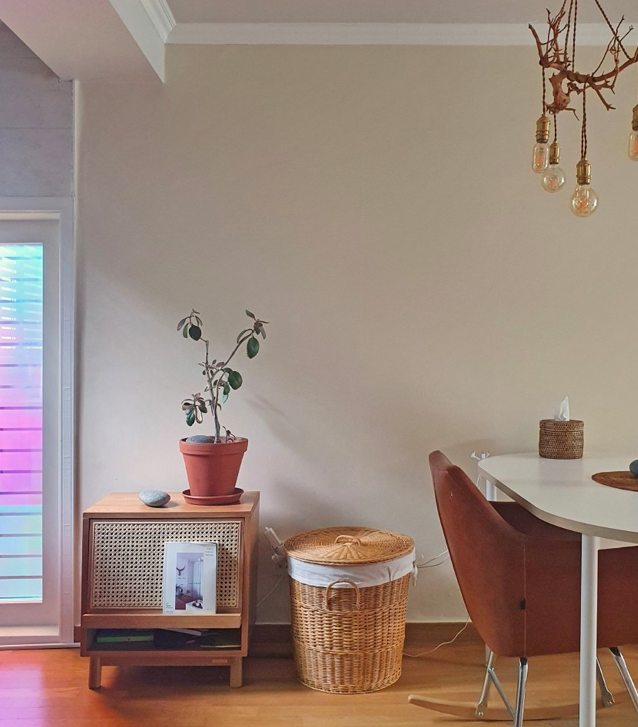 A trendy new kitchen with the Latte Cream color