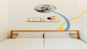 Making walls entertaining with the Jo brothers